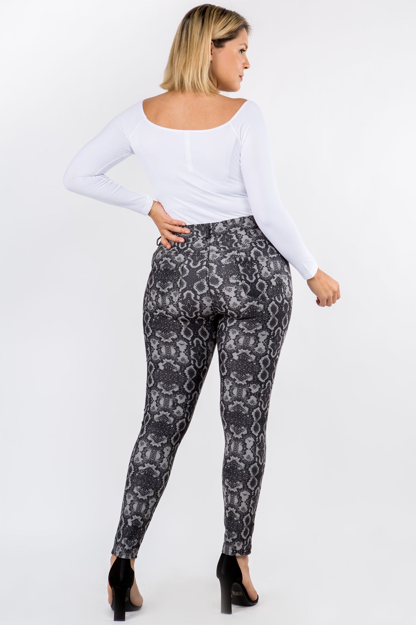 Plus Size Women's Snakeskin Print 5-Pocket Jeggings- Yelete