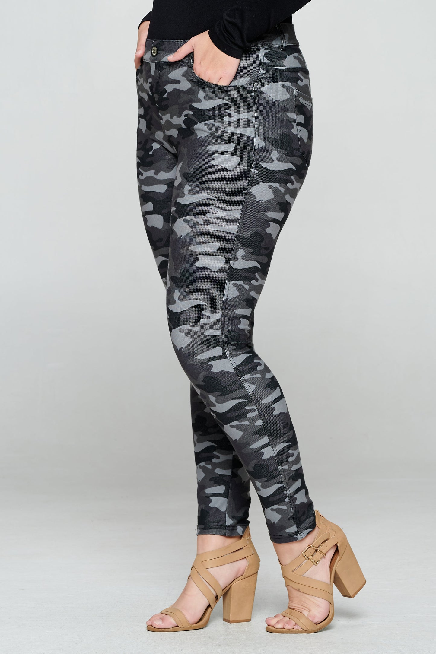 Plus Size Women's Camouflage 5-Pocket Cotton Blend Jeggings - Yelete