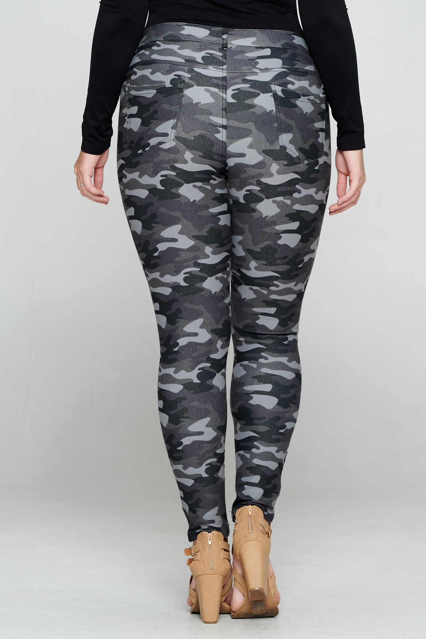 Plus Size Women's Camouflage 5-Pocket Cotton Blend Jeggings - Yelete