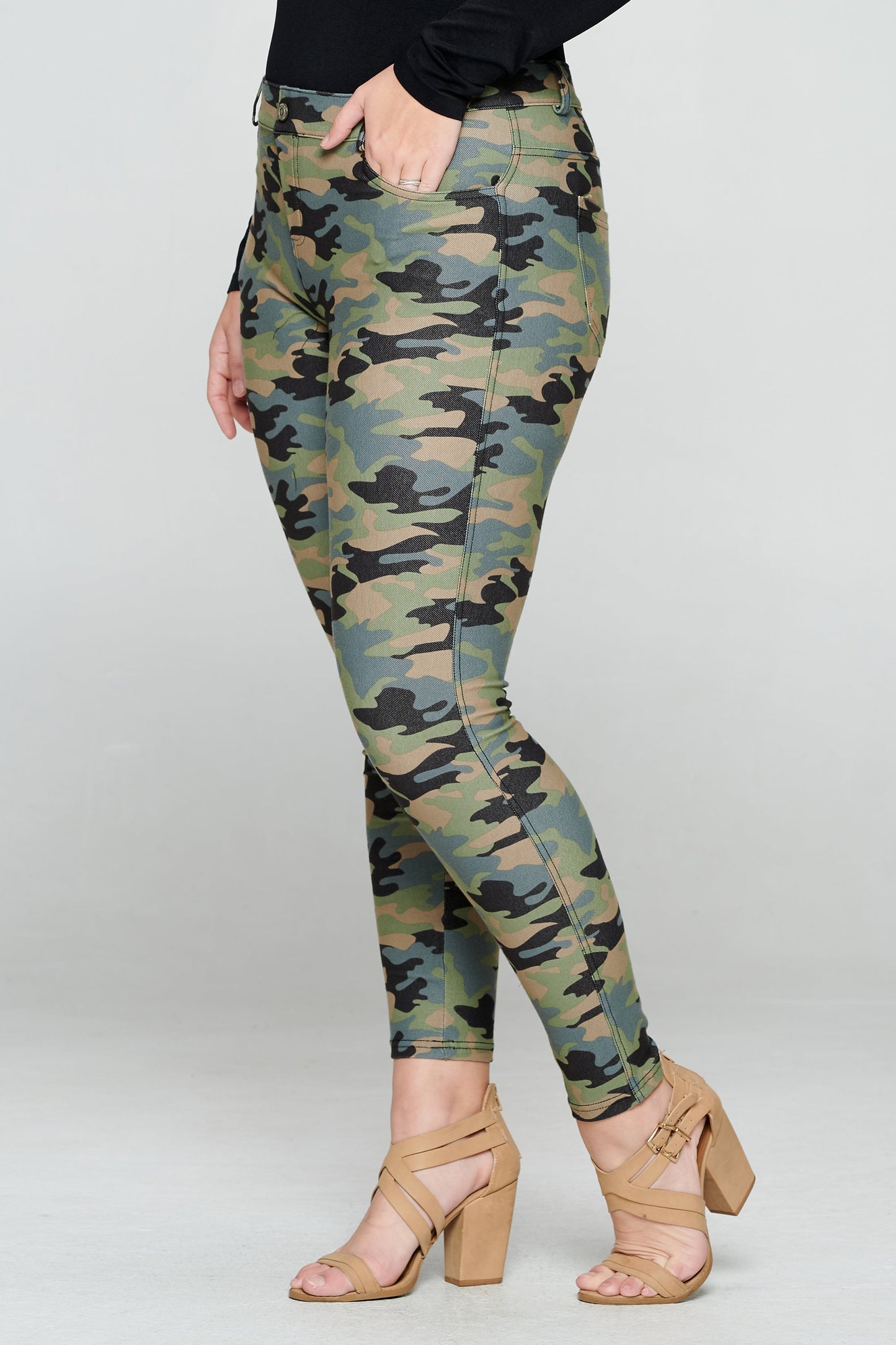 Plus Size Women's Camouflage 5-Pocket Cotton Blend Jeggings - Yelete