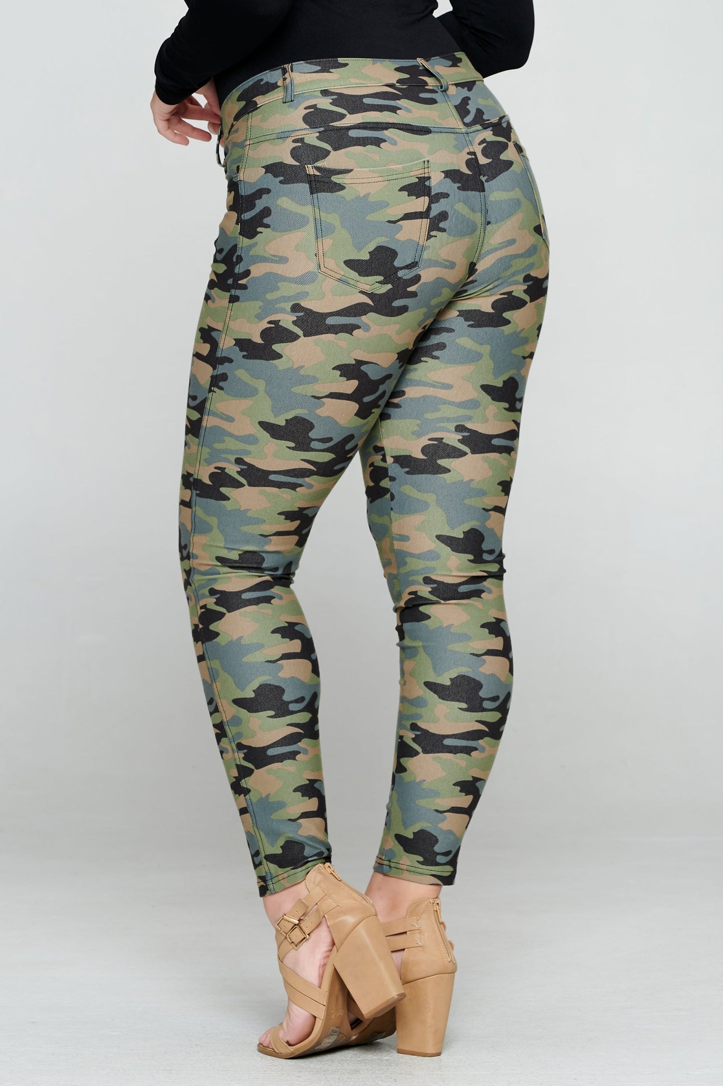 Plus Size Women's Camouflage 5-Pocket Cotton Blend Jeggings - Yelete