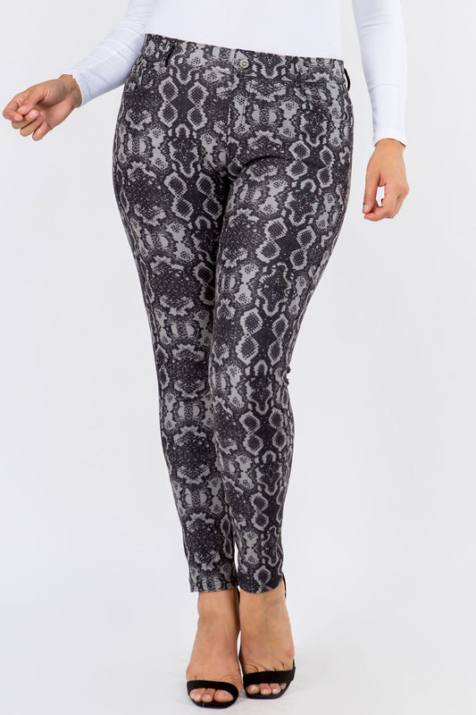 Plus Size Women's Snakeskin Print 5-Pocket Jeggings- Yelete