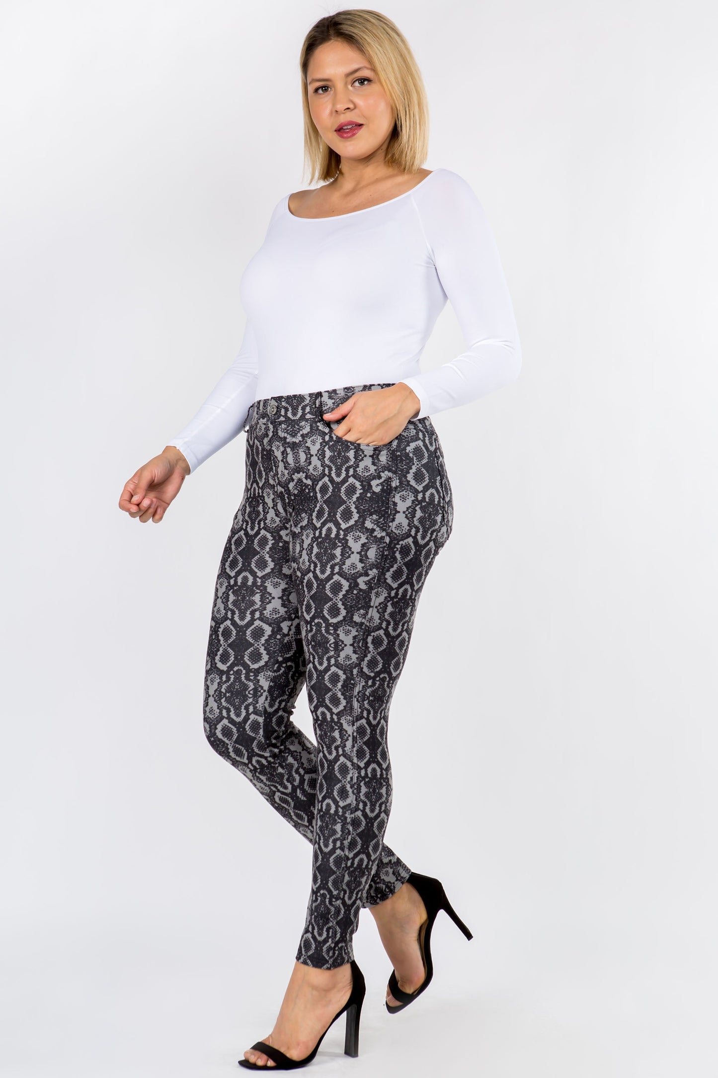Plus Size Women's Snakeskin Print 5-Pocket Jeggings- Yelete