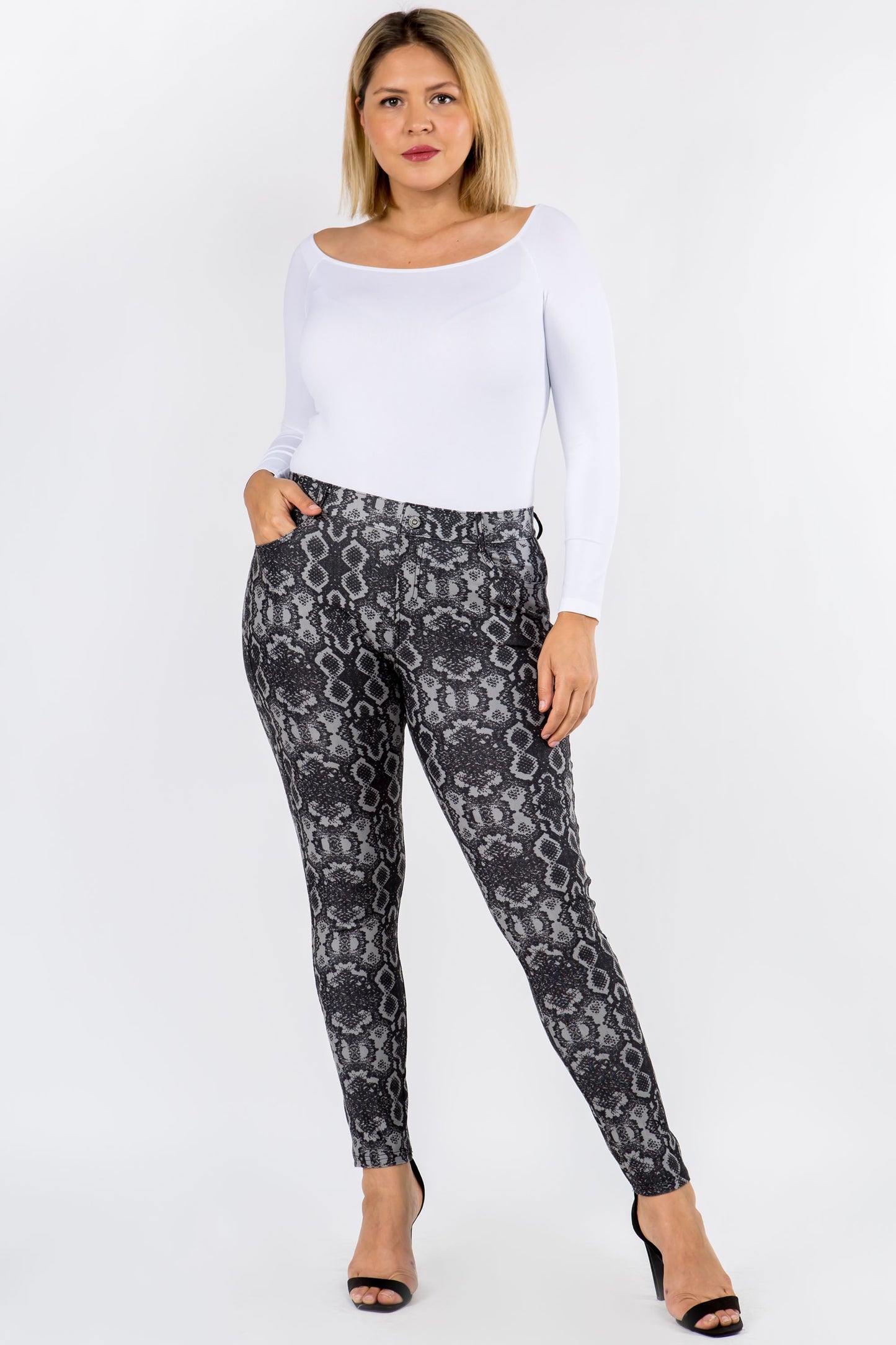 Plus Size Women's Snakeskin Print 5-Pocket Jeggings- Yelete
