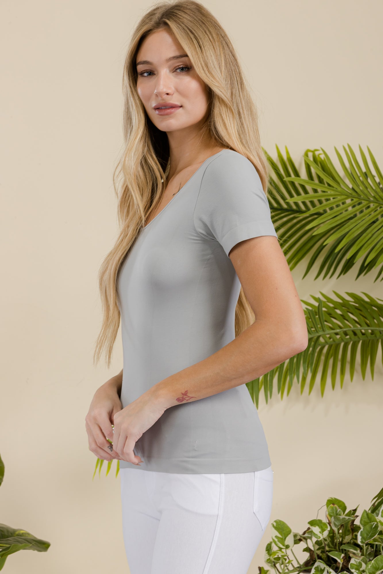 Women's Seamless Reversible V-Neck Short Sleeve Top